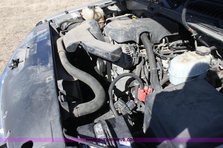 image for item E8479 2004 Chevrolet Suburban SUV