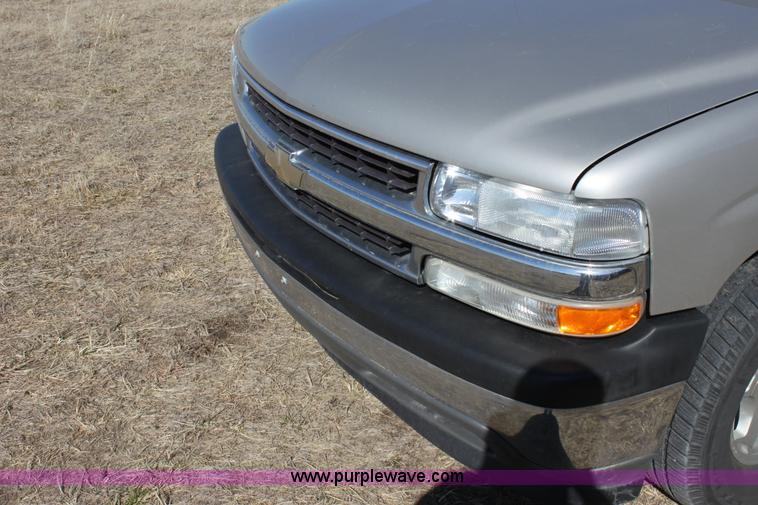 image for item E8479 2004 Chevrolet Suburban SUV