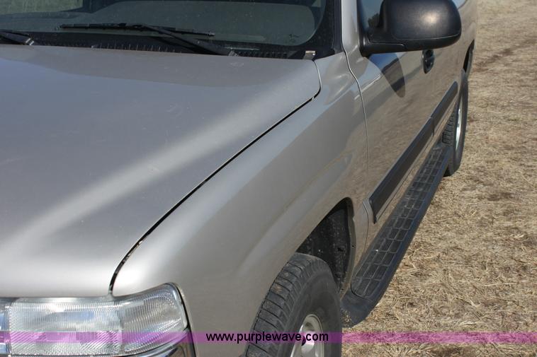 image for item E8479 2004 Chevrolet Suburban SUV