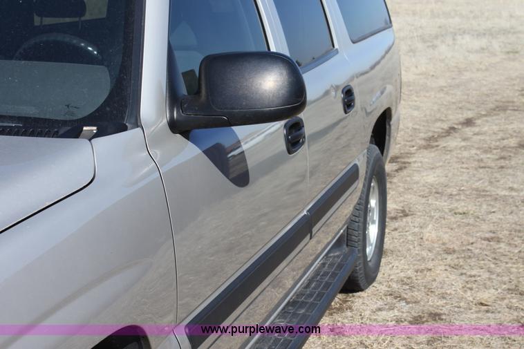 image for item E8479 2004 Chevrolet Suburban SUV
