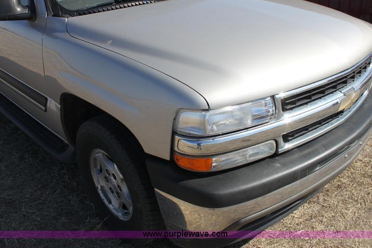 image for item E8479 2004 Chevrolet Suburban SUV