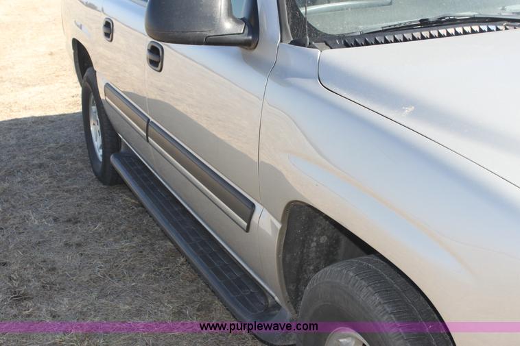 image for item E8479 2004 Chevrolet Suburban SUV