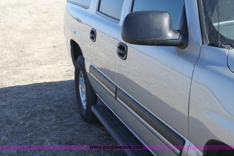 image for item E8479 2004 Chevrolet Suburban SUV