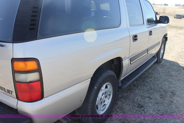image for item E8479 2004 Chevrolet Suburban SUV