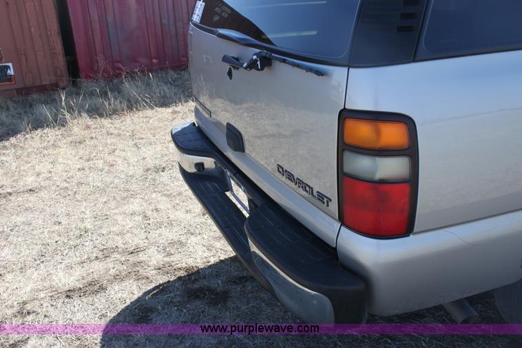 image for item E8479 2004 Chevrolet Suburban SUV