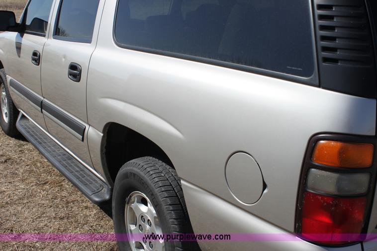 image for item E8479 2004 Chevrolet Suburban SUV