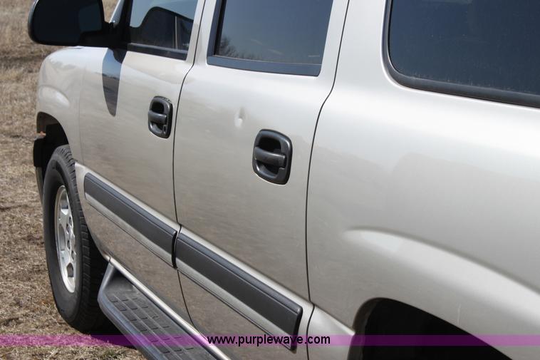 image for item E8479 2004 Chevrolet Suburban SUV