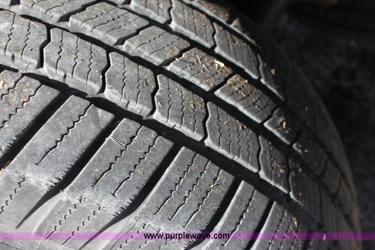 image for item E8479 2004 Chevrolet Suburban SUV