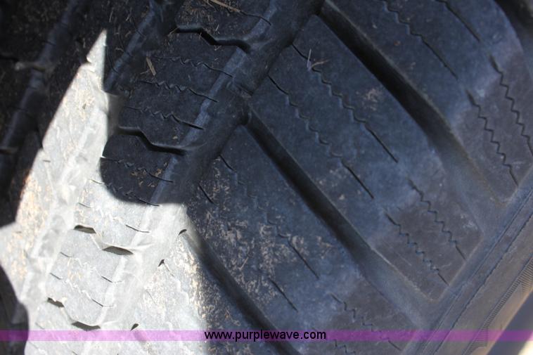 image for item E8479 2004 Chevrolet Suburban SUV