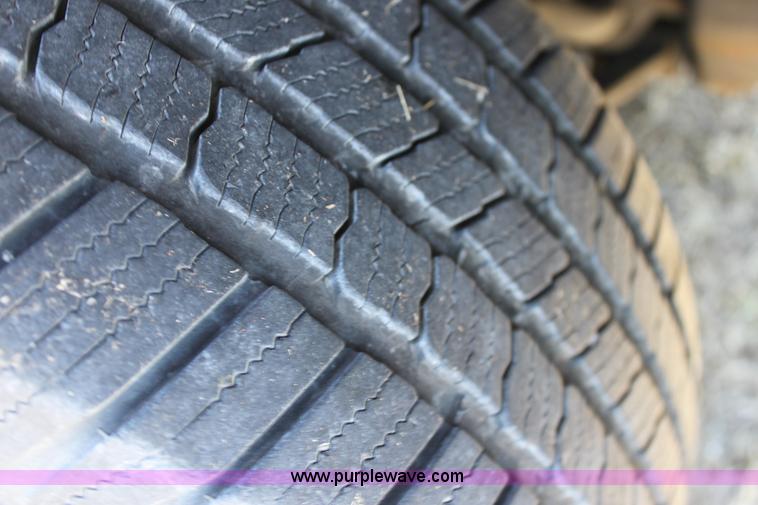 image for item E8479 2004 Chevrolet Suburban SUV