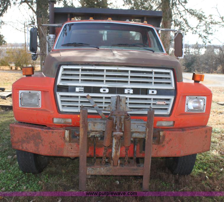 image for item G4413 1983 Ford F700 dump truck