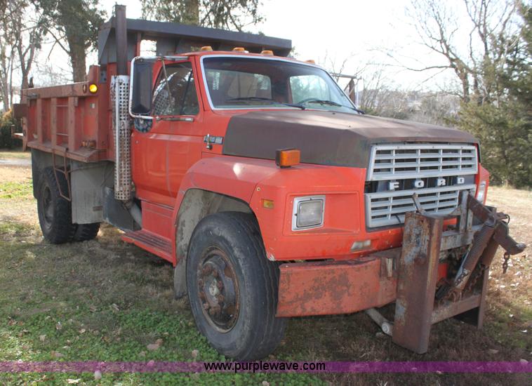 image for item G4413 1983 Ford F700 dump truck