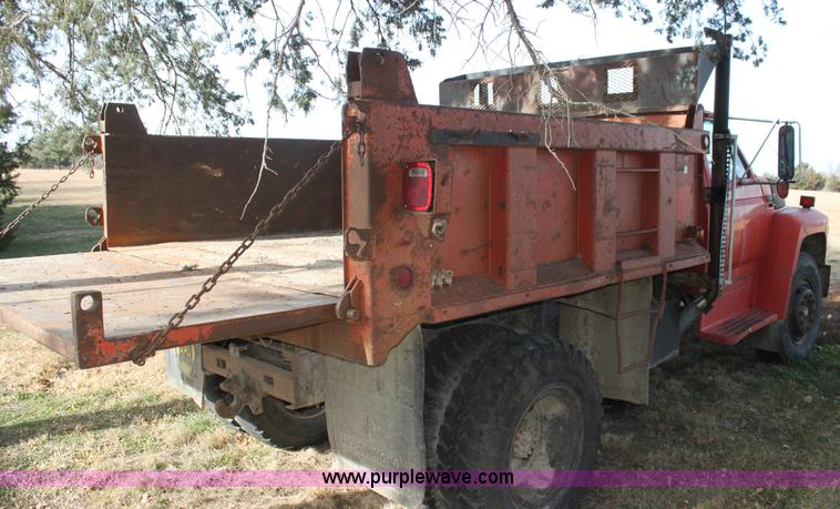 image for item G4413 1983 Ford F700 dump truck