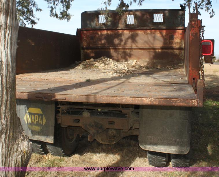 image for item G4413 1983 Ford F700 dump truck