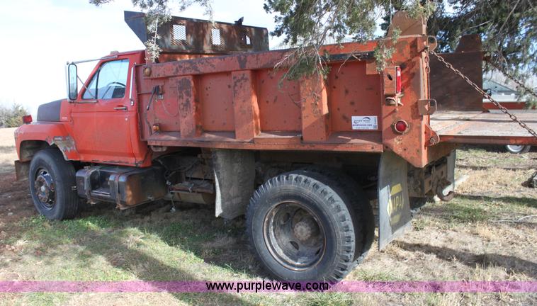 image for item G4413 1983 Ford F700 dump truck