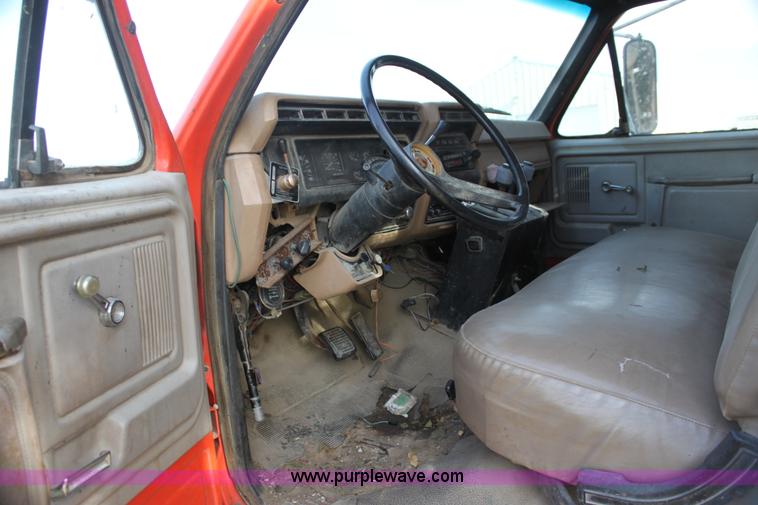 image for item G4413 1983 Ford F700 dump truck