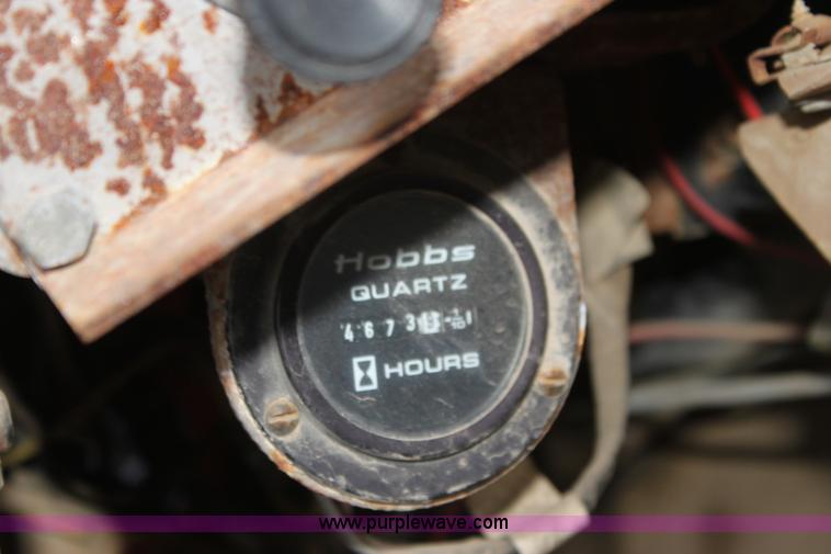 image for item G4413 1983 Ford F700 dump truck