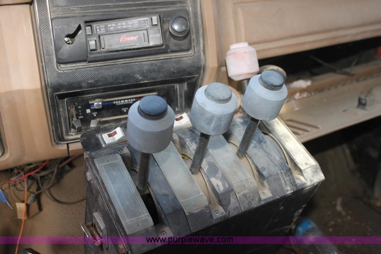 image for item G4413 1983 Ford F700 dump truck