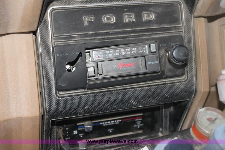 image for item G4413 1983 Ford F700 dump truck