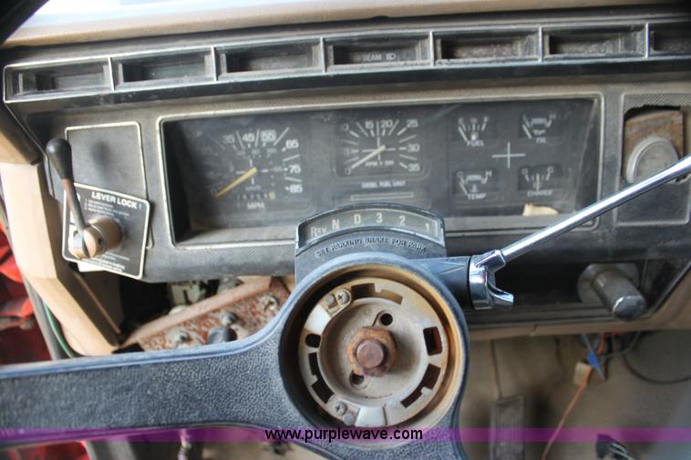 image for item G4413 1983 Ford F700 dump truck