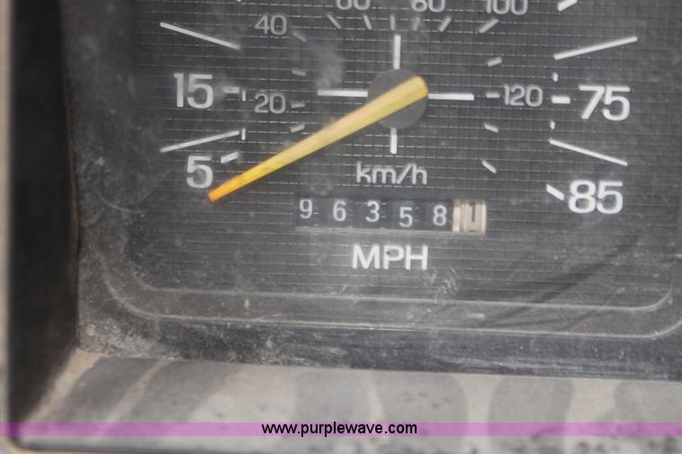 image for item G4413 1983 Ford F700 dump truck