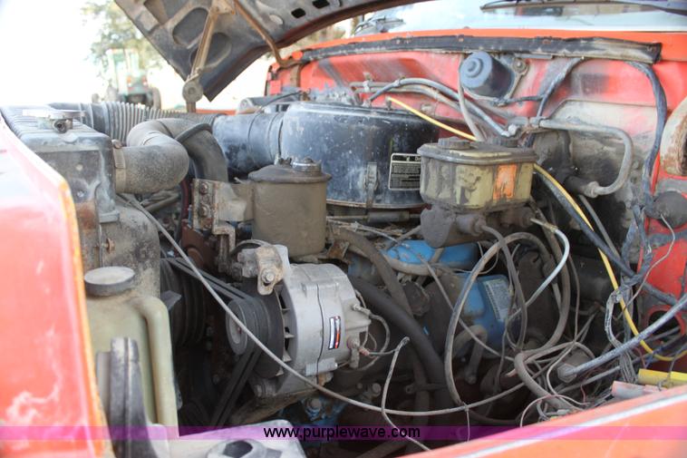 image for item G4413 1983 Ford F700 dump truck