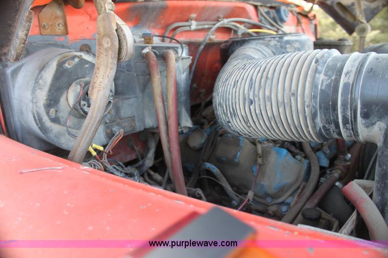 image for item G4413 1983 Ford F700 dump truck