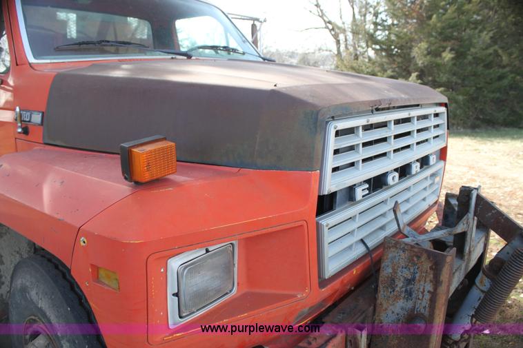 image for item G4413 1983 Ford F700 dump truck