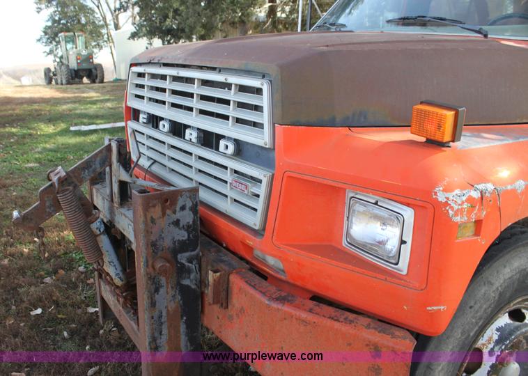 image for item G4413 1983 Ford F700 dump truck