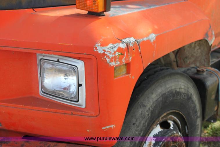 image for item G4413 1983 Ford F700 dump truck