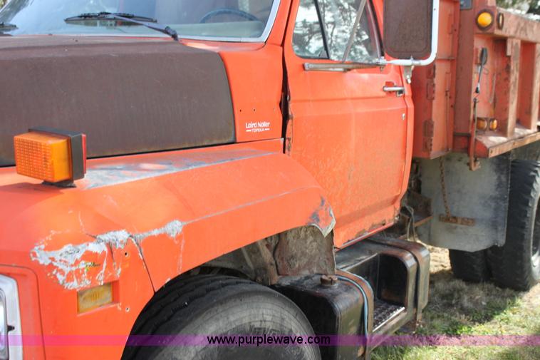 image for item G4413 1983 Ford F700 dump truck