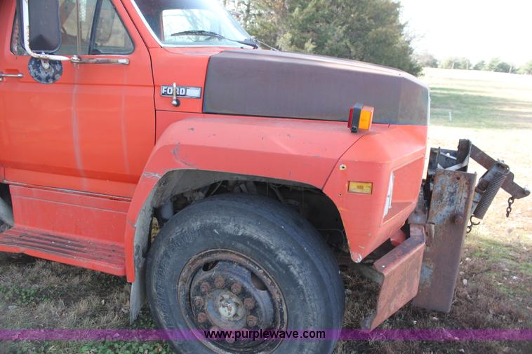 image for item G4413 1983 Ford F700 dump truck