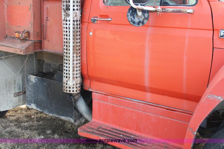 image for item G4413 1983 Ford F700 dump truck