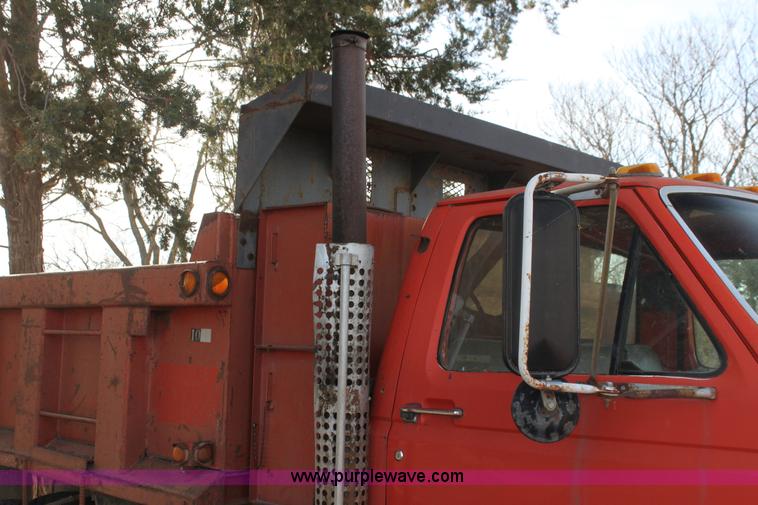 image for item G4413 1983 Ford F700 dump truck