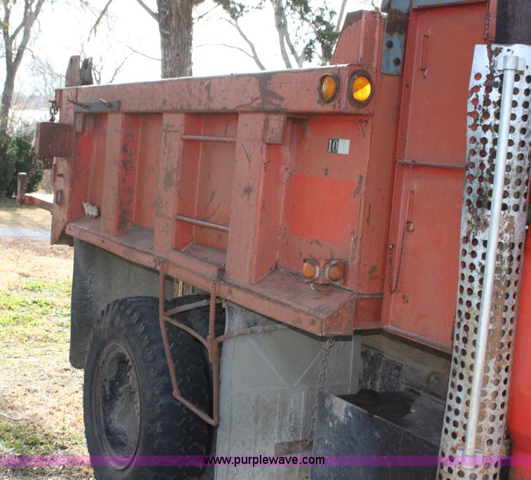 image for item G4413 1983 Ford F700 dump truck