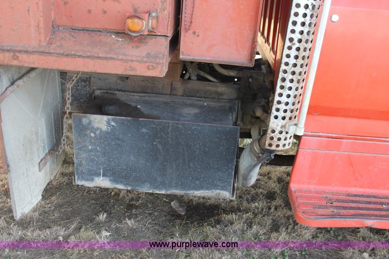 image for item G4413 1983 Ford F700 dump truck