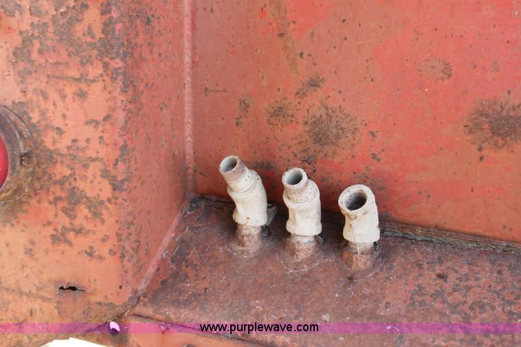 image for item G4413 1983 Ford F700 dump truck