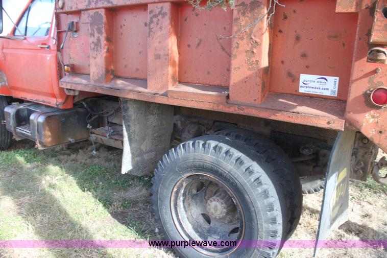image for item G4413 1983 Ford F700 dump truck