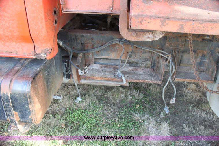 image for item G4413 1983 Ford F700 dump truck