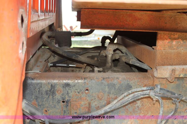 image for item G4413 1983 Ford F700 dump truck