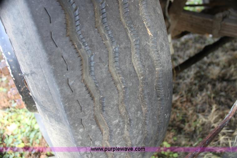 image for item G4413 1983 Ford F700 dump truck