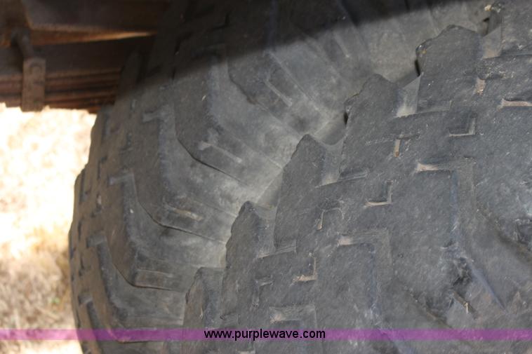 image for item G4413 1983 Ford F700 dump truck