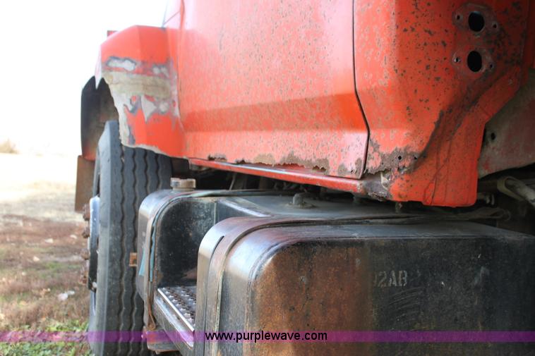 image for item G4413 1983 Ford F700 dump truck