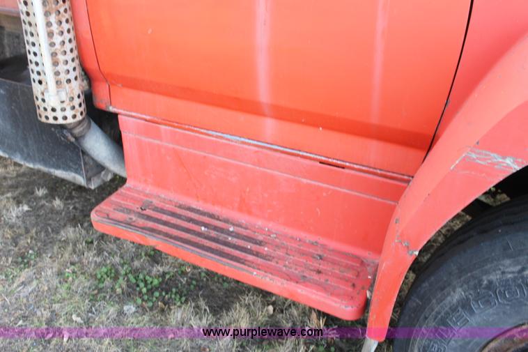 image for item G4413 1983 Ford F700 dump truck