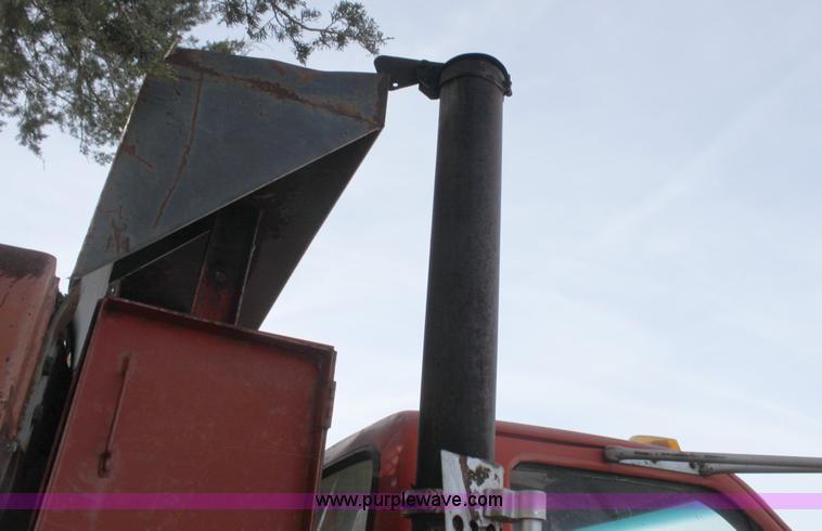 image for item G4413 1983 Ford F700 dump truck