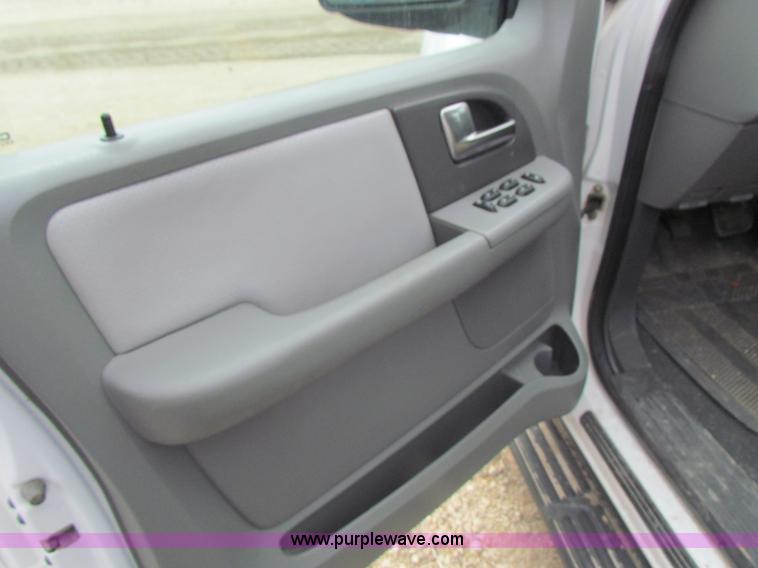 image for item H2181 2004 Ford Expedition XLT SUV