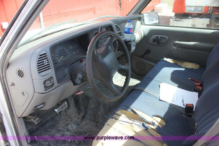 image for item H2190 1998 Chevrolet 1500 pickup truck