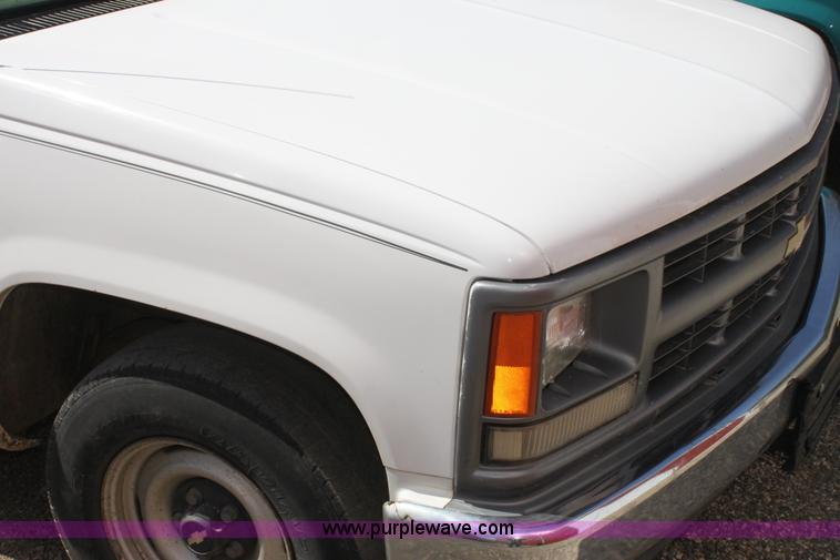 image for item H2190 1998 Chevrolet 1500 pickup truck