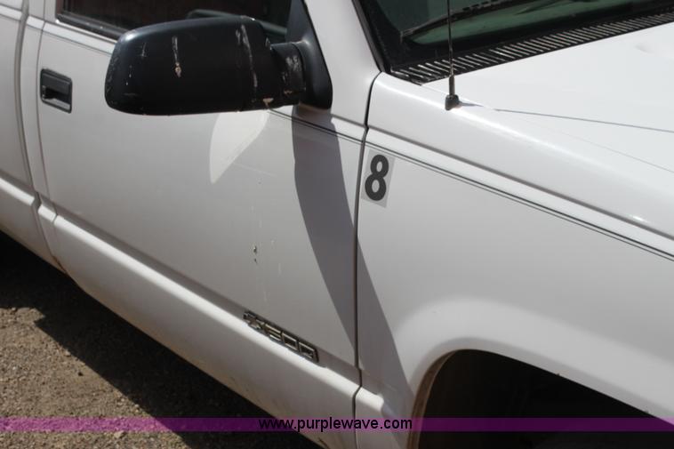 image for item H2190 1998 Chevrolet 1500 pickup truck