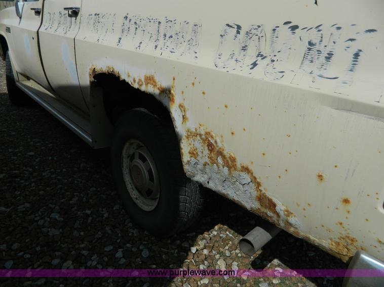 image for item H2477 1988 GMC Suburban 2500 SUV